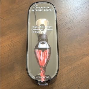 Rabbit aerating pourer